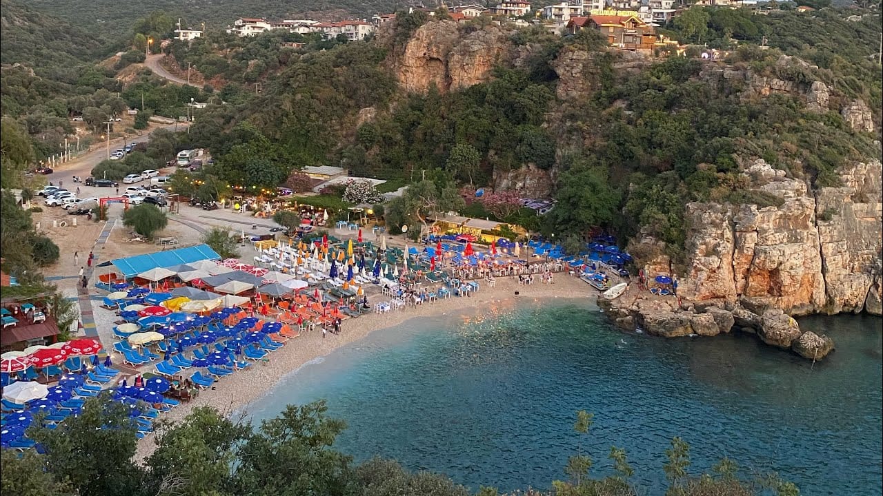 Where is Büyük Çakıl Beach?