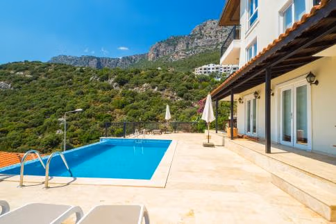 Luxury Penthouse Holiday Home with Sea View