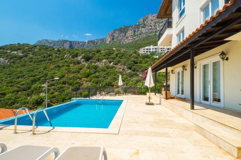 Luxury Penthouse Holiday Home with Sea View
