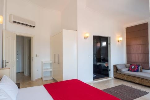 Luxury Penthouse Holiday Home with Sea View