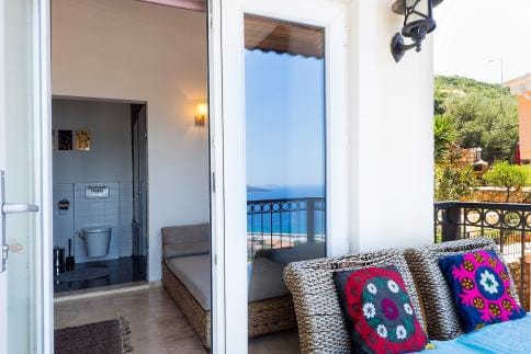 Luxury Penthouse Holiday Home with Sea View