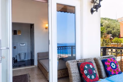 Luxury Penthouse Holiday Home with Sea View