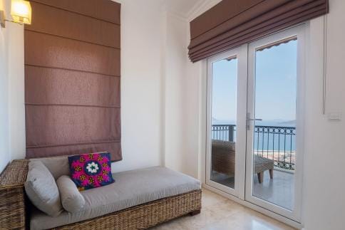 Luxury Penthouse Holiday Home with Sea View