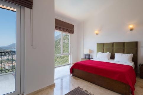 Luxury Penthouse Holiday Home with Sea View