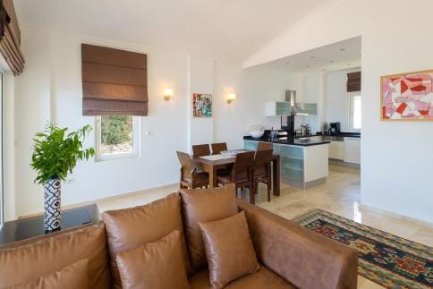 Luxury Penthouse Holiday Home with Sea View