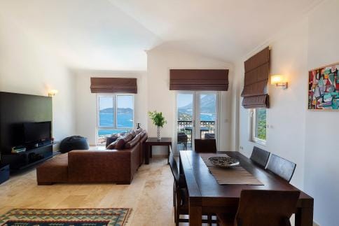 Luxury Penthouse Holiday Home with Sea View