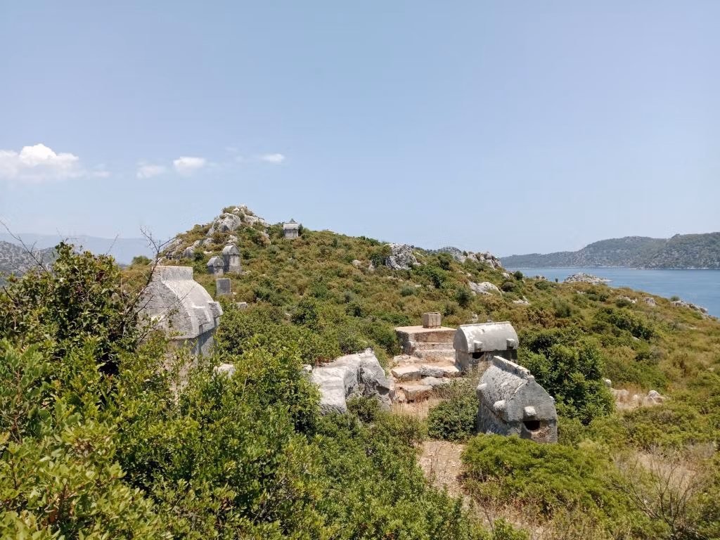 Sarcophage lycien à demi immergé sur le rivage de Kaleköy