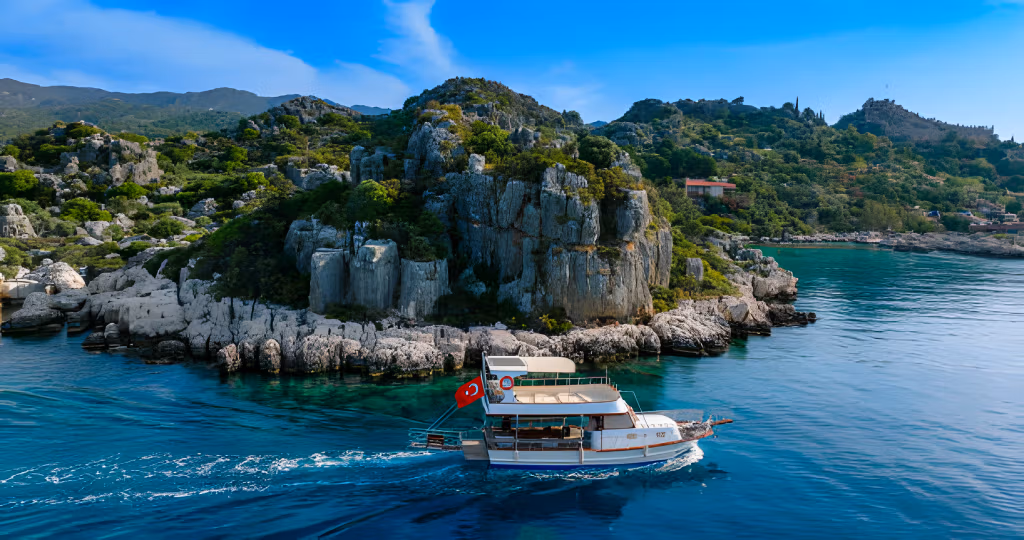 Vue sur la baie de Kekova depuis les murs de la forteresse de Simena