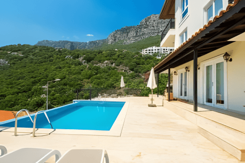 Luxury Penthouse Holiday Home with Sea View