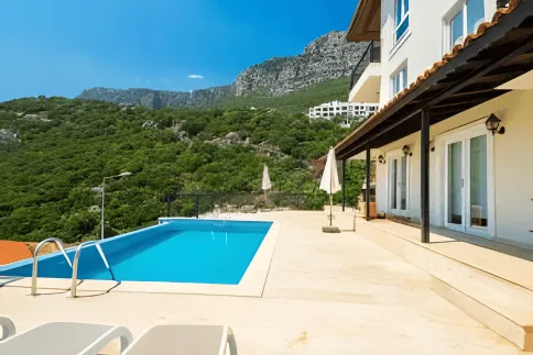 Luxury Penthouse Holiday Home with Sea View
